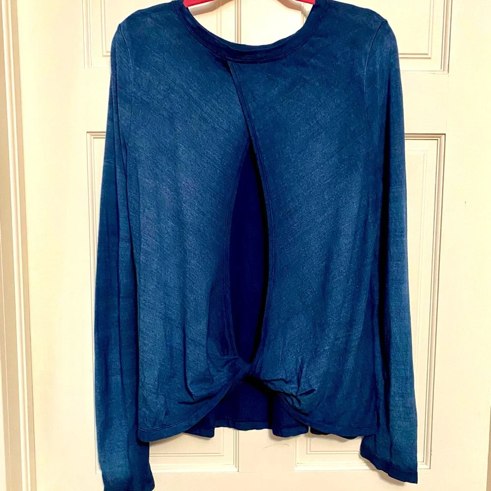 The open back makes this shirt!!